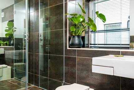 Reid Villa | Lake Retreat - Cirencester, United Kingdom