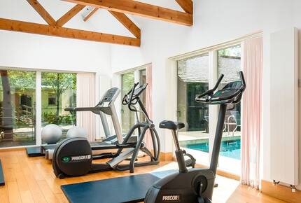 Reid Villa | Lake Retreat - Cirencester, United Kingdom