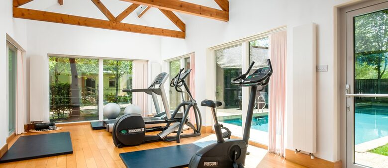 Reid Villa | Lake Retreat - Cirencester, United Kingdom