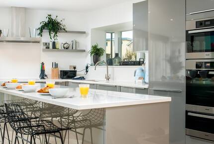 Reid Villa | Lake Retreat - Cirencester, United Kingdom