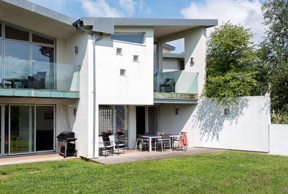 Reid Villa | Lake Retreat - Cirencester, United Kingdom