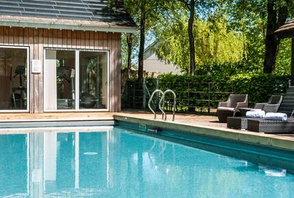 Reid Villa | Lake Retreat - Cirencester, United Kingdom