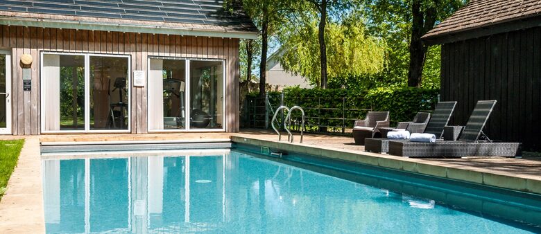 Reid Villa | Lake Retreat - Cirencester, United Kingdom