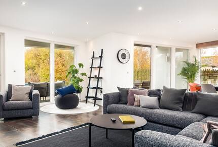 Reid Villa | Lake Retreat - Cirencester, United Kingdom