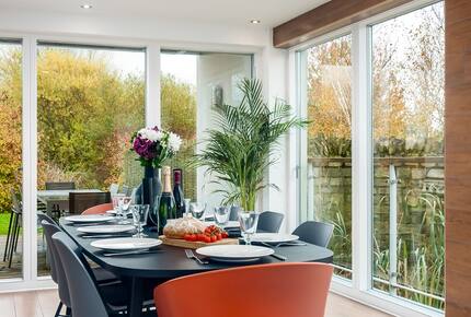 Reid Villa | Lake Retreat - Cirencester, United Kingdom