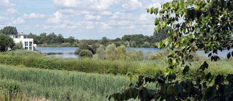 Reid Villa | Lake Retreat - Cirencester, United Kingdom