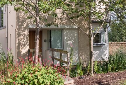 Reid Villa | Lake Retreat - Cirencester, United Kingdom