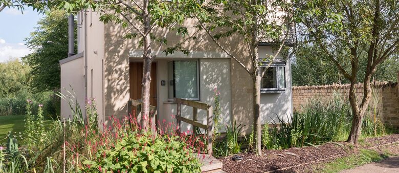 Reid Villa | Lake Retreat - Cirencester, United Kingdom