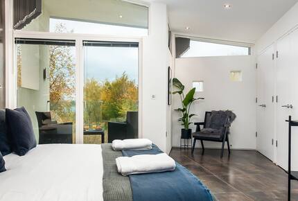 Reid Villa | Lake Retreat - Cirencester, United Kingdom