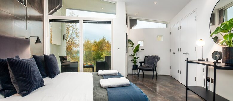 Reid Villa | Lake Retreat - Cirencester, United Kingdom