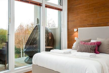 Reid Villa | Lake Retreat - Cirencester, United Kingdom