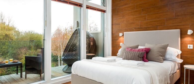 Reid Villa | Lake Retreat - Cirencester, United Kingdom