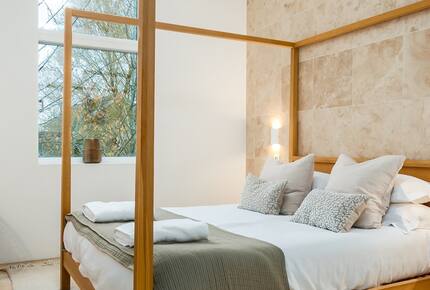 Reid Villa | Lake Retreat - Cirencester, United Kingdom