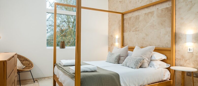 Reid Villa | Lake Retreat - Cirencester, United Kingdom