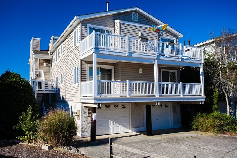 South End Beach Retreat | 1st floor duplex w/incredible views, short walk to beach - Ocean City, New Jersey