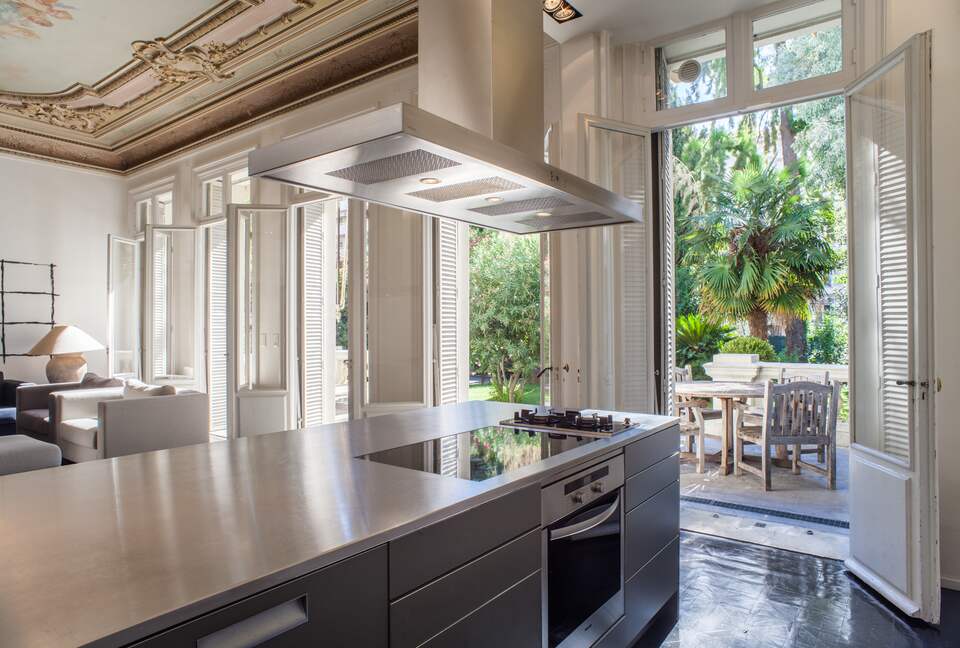 Scandinavian Designer Ground Floor Apartment - Nice, France