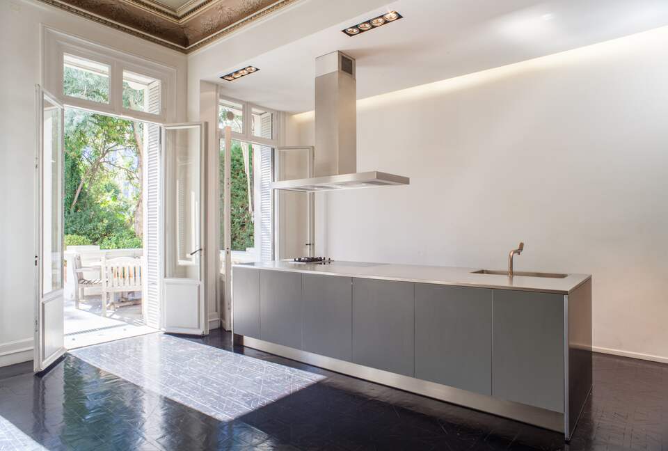 Scandinavian Designer Ground Floor Apartment - Nice, France