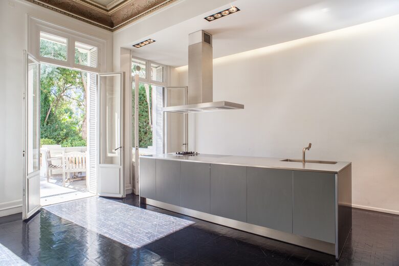 Scandinavian Designer Ground Floor Apartment - Nice, France