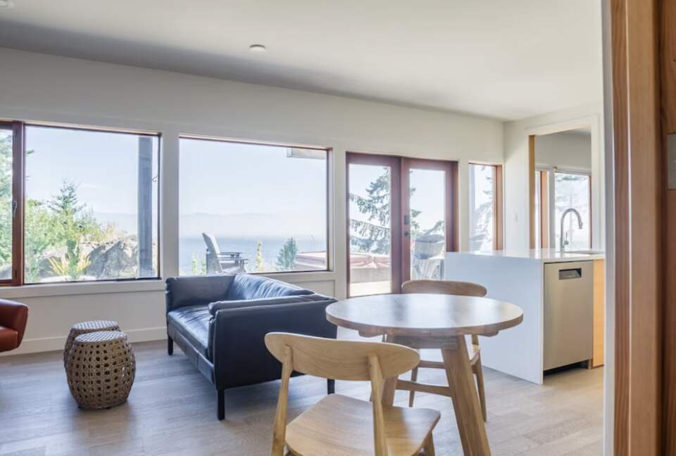 Stunning 4-Bedroom Oceanfront Escape - Sooke, Canada