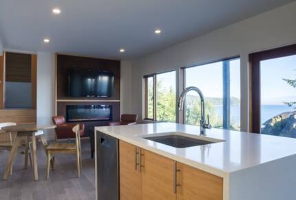 Stunning 2-Bedroom Oceanfront Escape - Sooke, Canada
