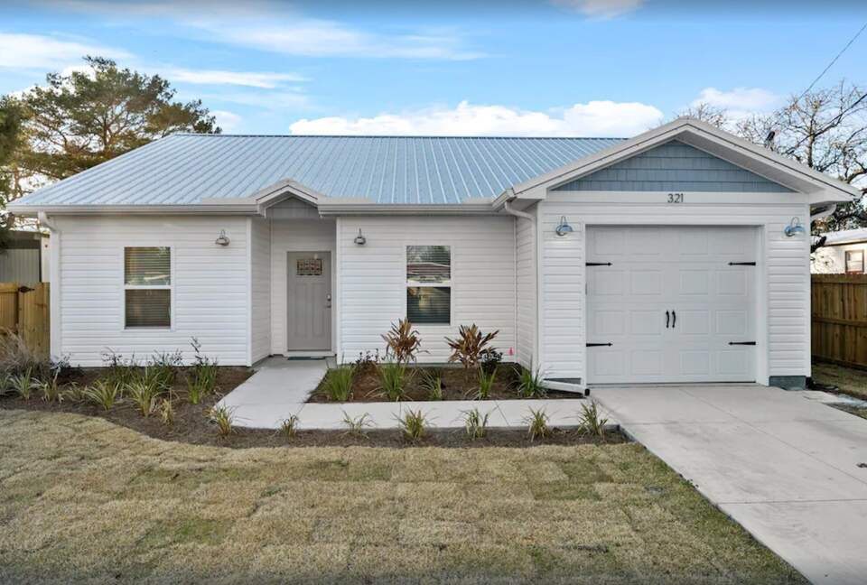 Cheerful 3- Bedroom Cottage 5 Min Walk to the Beach - Panama City Beach, Florida