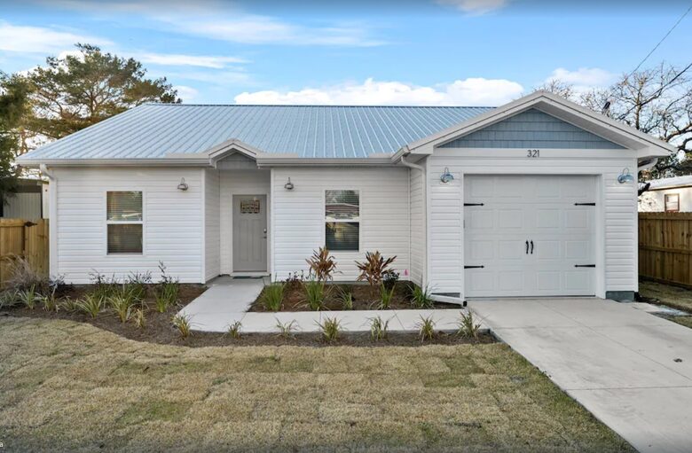 Cheerful 3- Bedroom Cottage 5 Min Walk to the Beach - Panama City Beach, Florida