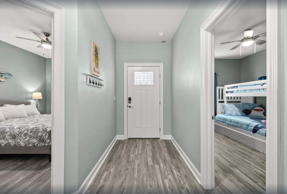 Cheerful 3- Bedroom Cottage 5 Min Walk to the Beach - Panama City Beach, Florida