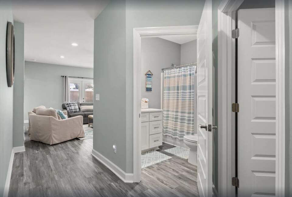 Cheerful 3- Bedroom Cottage 5 Min Walk to the Beach - Panama City Beach, Florida