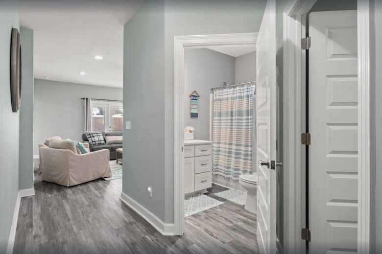 Cheerful 3- Bedroom Cottage 5 Min Walk to the Beach - Panama City Beach, Florida