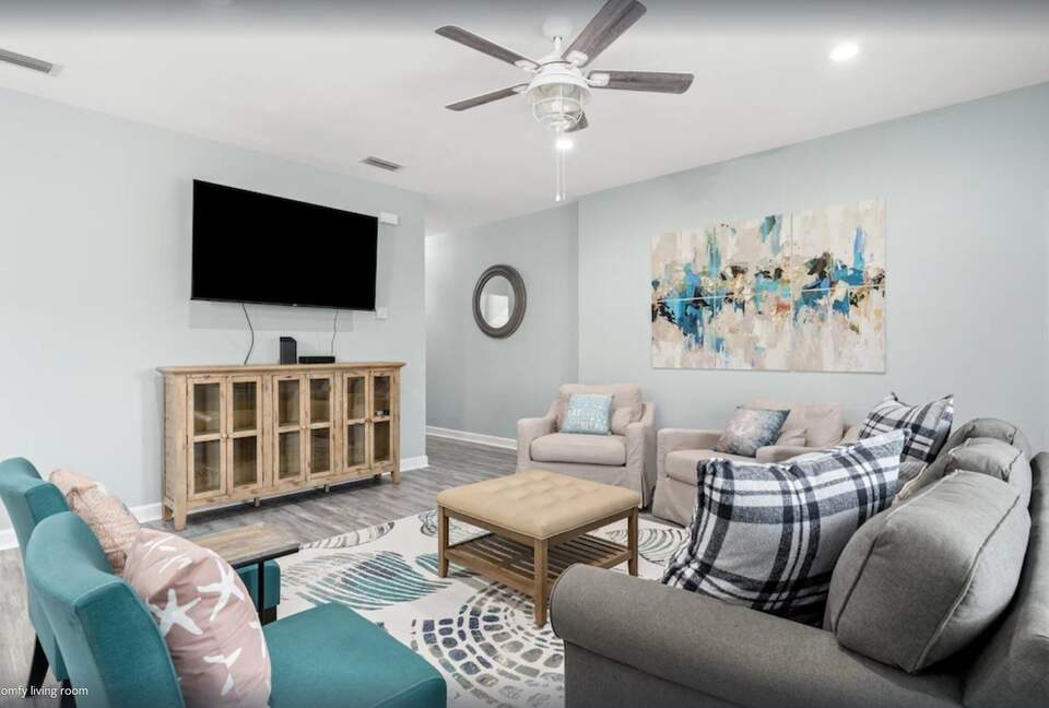 Cheerful 3- Bedroom Cottage 5 Min Walk to the Beach - Panama City Beach, Florida