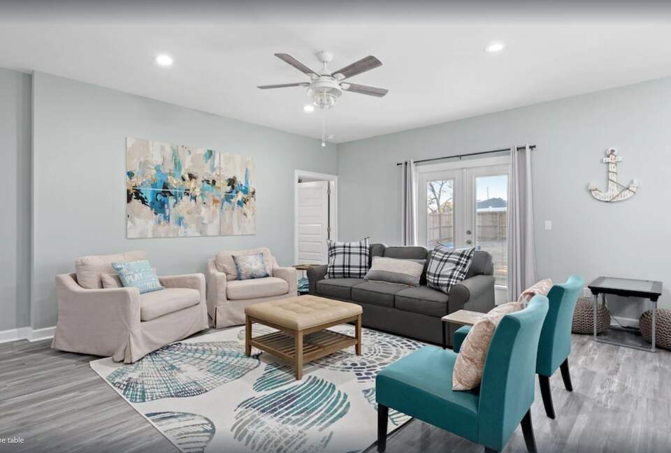 Cheerful 3- Bedroom Cottage 5 Min Walk to the Beach - Panama City Beach, Florida