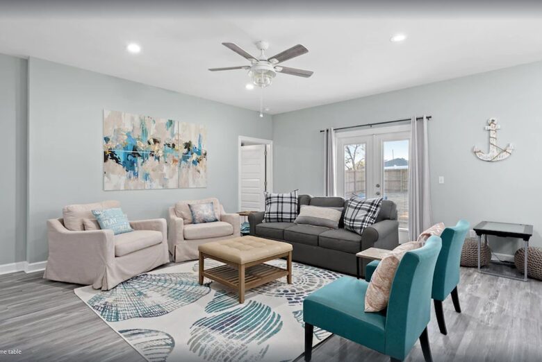 Cheerful 3- Bedroom Cottage 5 Min Walk to the Beach - Panama City Beach, Florida