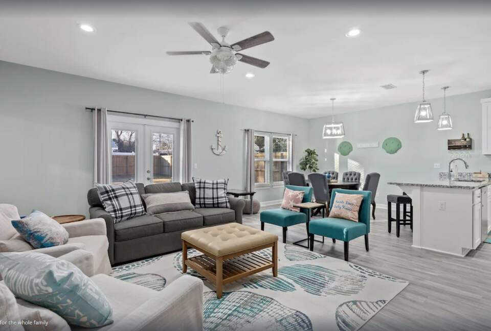 Cheerful 3- Bedroom Cottage 5 Min Walk to the Beach - Panama City Beach, Florida