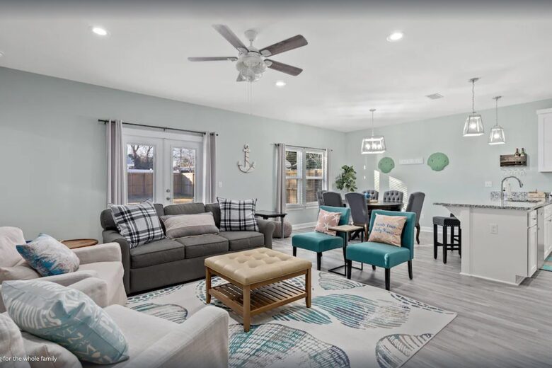 Cheerful 3- Bedroom Cottage 5 Min Walk to the Beach - Panama City Beach, Florida