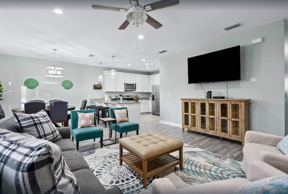 Cheerful 3- Bedroom Cottage 5 Min Walk to the Beach - Panama City Beach, Florida