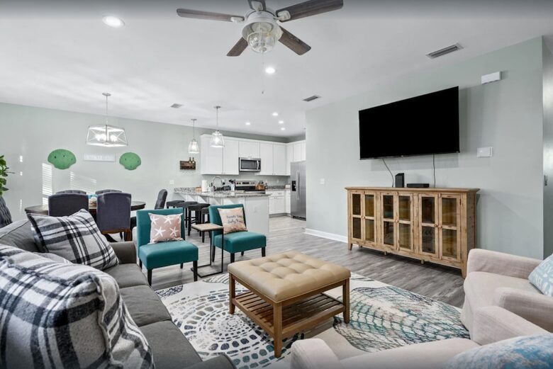 Cheerful 3- Bedroom Cottage 5 Min Walk to the Beach - Panama City Beach, Florida