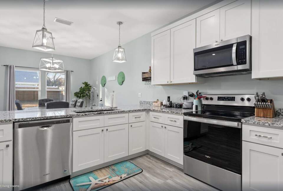 Cheerful 3- Bedroom Cottage 5 Min Walk to the Beach - Panama City Beach, Florida