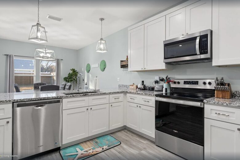 Cheerful 3- Bedroom Cottage 5 Min Walk to the Beach - Panama City Beach, Florida