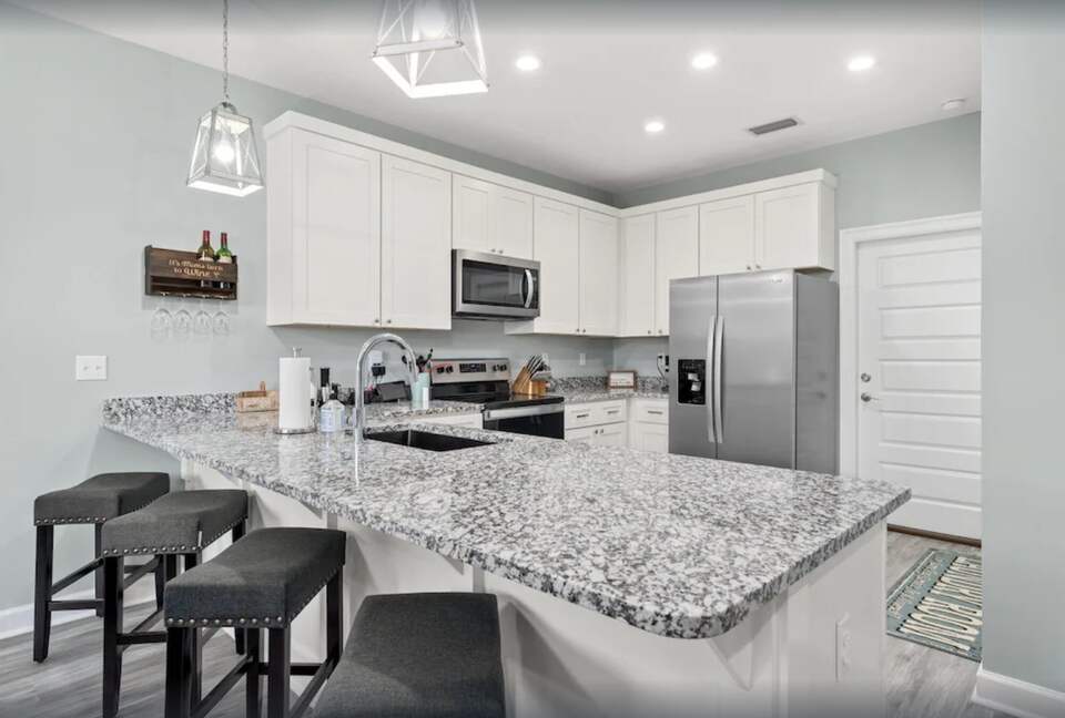 Cheerful 3- Bedroom Cottage 5 Min Walk to the Beach - Panama City Beach, Florida