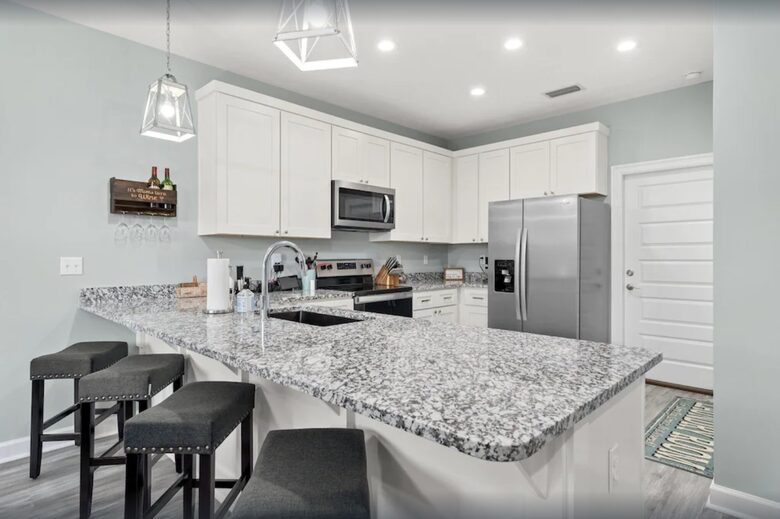 Cheerful 3- Bedroom Cottage 5 Min Walk to the Beach - Panama City Beach, Florida