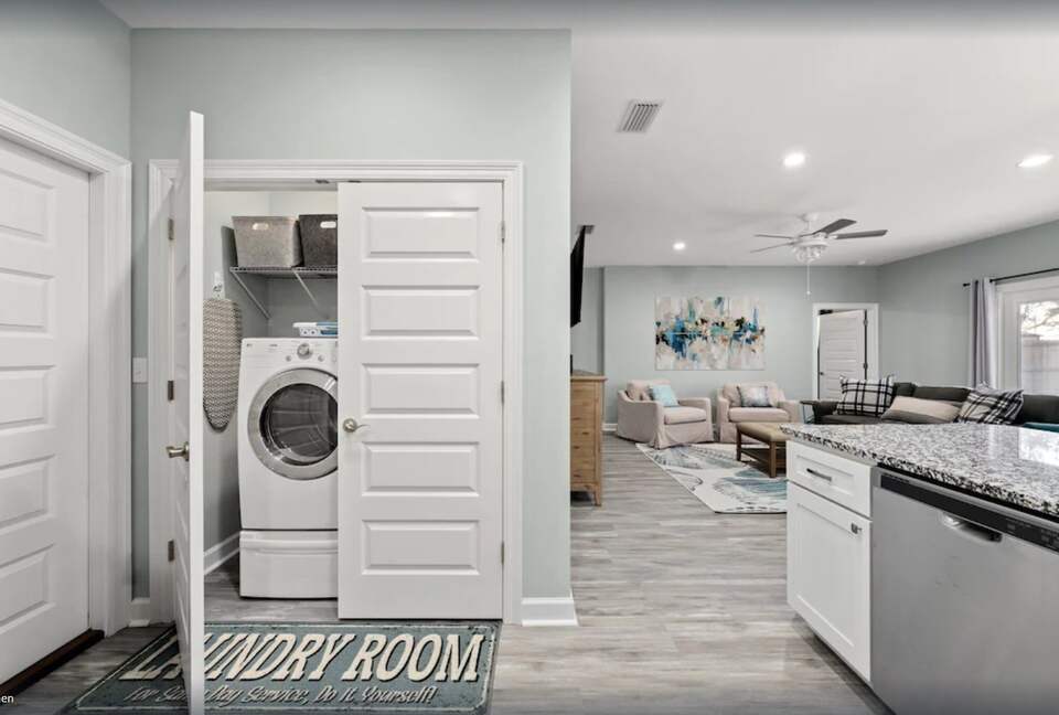 Cheerful 3- Bedroom Cottage 5 Min Walk to the Beach - Panama City Beach, Florida