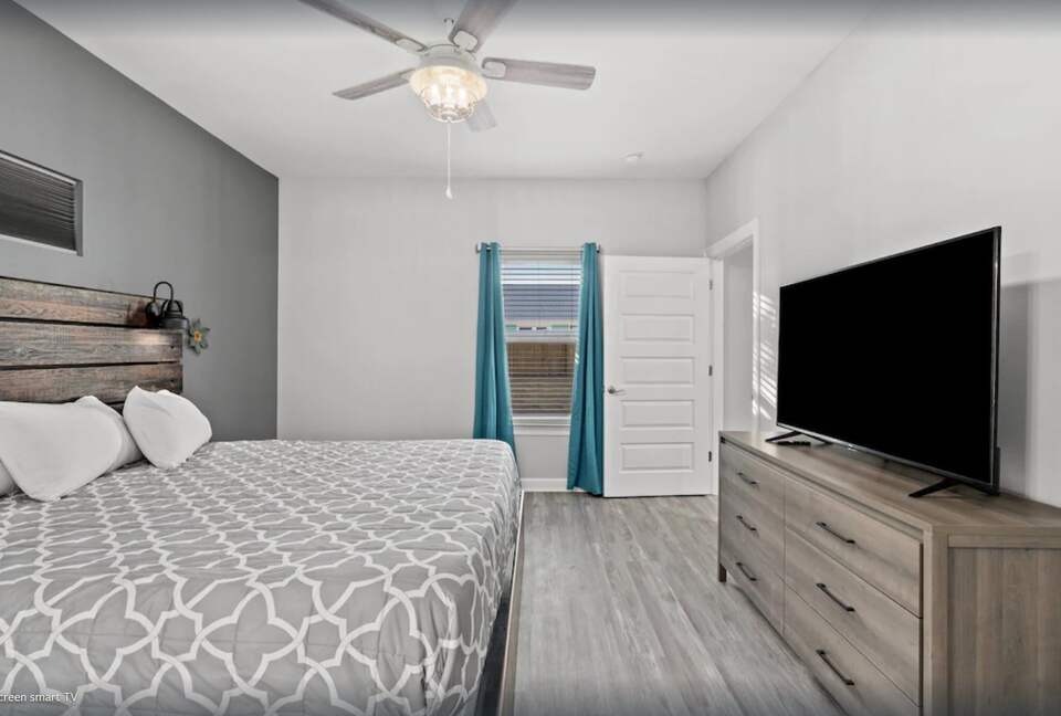 Cheerful 3- Bedroom Cottage 5 Min Walk to the Beach - Panama City Beach, Florida