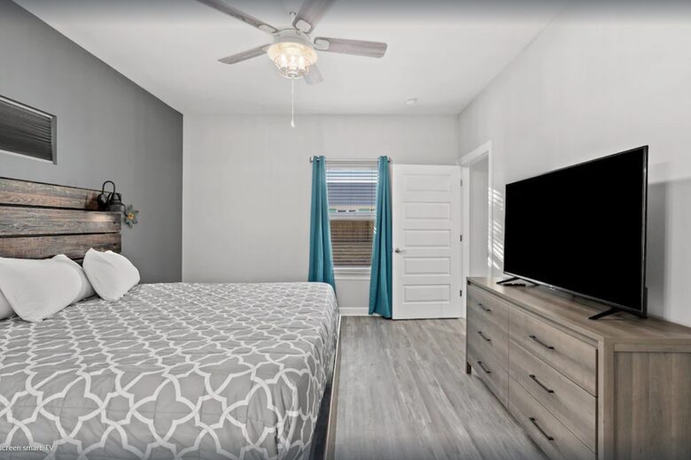 Cheerful 3- Bedroom Cottage 5 Min Walk to the Beach - Panama City Beach, Florida