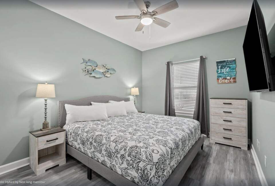 Cheerful 3- Bedroom Cottage 5 Min Walk to the Beach - Panama City Beach, Florida