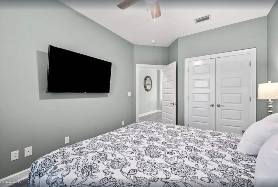 Cheerful 3- Bedroom Cottage 5 Min Walk to the Beach - Panama City Beach, Florida