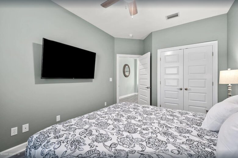 Cheerful 3- Bedroom Cottage 5 Min Walk to the Beach - Panama City Beach, Florida