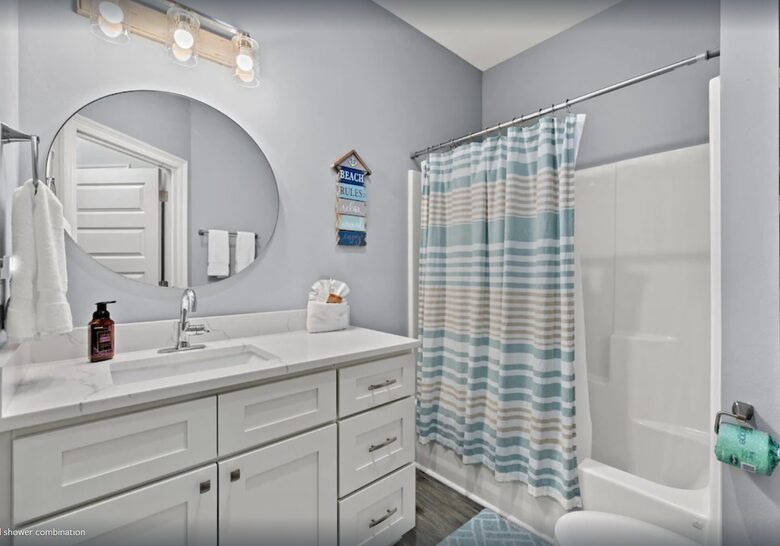 Cheerful 3- Bedroom Cottage 5 Min Walk to the Beach - Panama City Beach, Florida