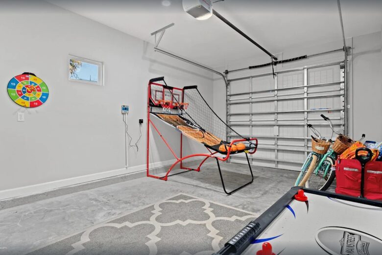 Cheerful 3- Bedroom Cottage 5 Min Walk to the Beach - Panama City Beach, Florida