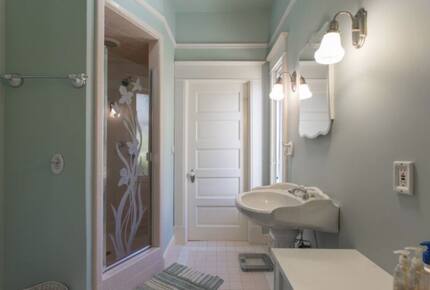 Jack and Jill bathroom between king and queen rooms