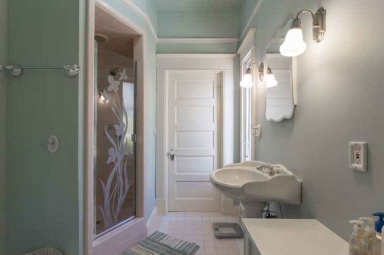 Jack and Jill bathroom between king and queen rooms